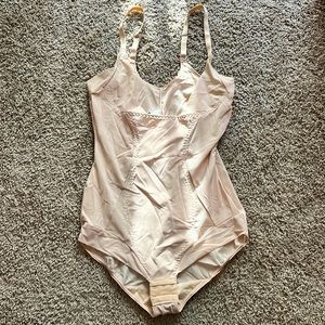 Never Worn Maidenform Self Expressions Women’s Firm Foundations Bodysuit